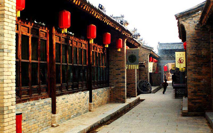 民居建筑在旅游規(guī)劃中有有一米的青磚臺(tái)階與街道銜接