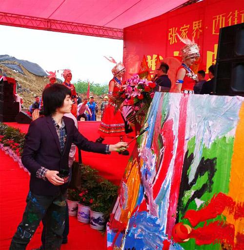 青年畫家田浩文現(xiàn)場(chǎng)創(chuàng)作涂鴉作品