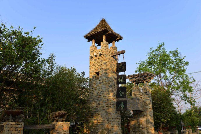 霸王嶺雨林老屋酒店圍墻設(shè)計